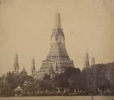 ANONYME Vue du Wat Arun de Bangkok Tirage sur papier albuminé, monté sur page d'album....