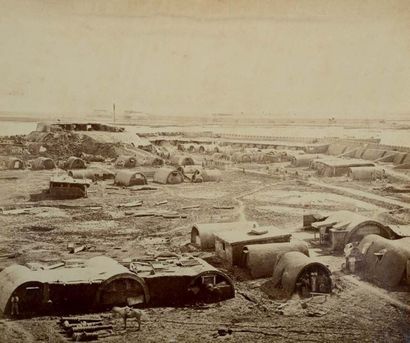 FELICE BEATO (1832-1909) Takou, vue de l'intérieur du fort nord montrant le campement...