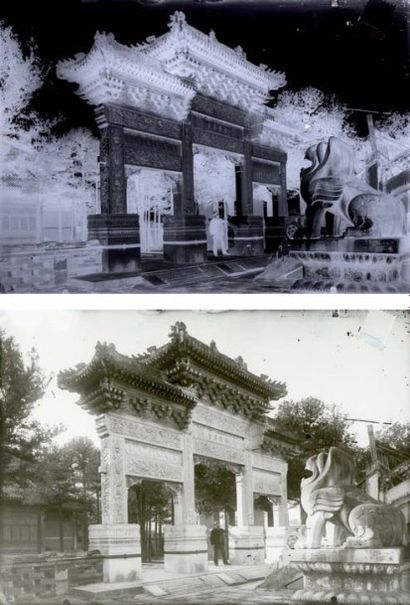 ANONYME Paysages dont la porte et la vue du Temple des Lamas près de Pékin, une assemblée...