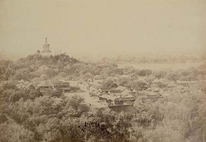 FELICE BEATO (1832-1909) Vue du jardin et du temple bouddhique de Pékin, Ville Jaune,...