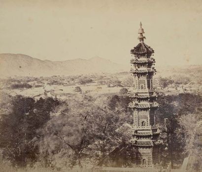 FELICE BEATO (1832-1909) Vue du Palais d'Été, Yuen Ming Yuen, montrant la pagode...