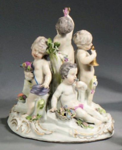 MEISSEN Groupe en porcelaine à cinq figures représentant des enfants sur une terrasse...