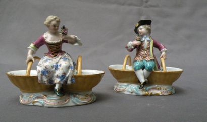 MEISSEN Paire de salières doubles en porcelaine formées d'une figure de jeune garçon...