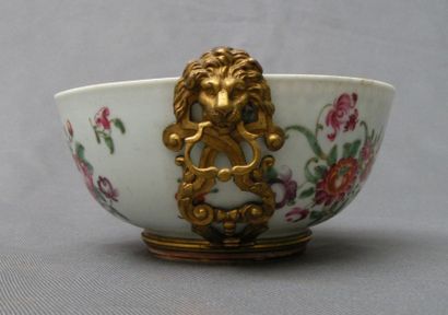 null Bol en porcelaine de Chine à décor floral dans le goût de la famille rose. Il...