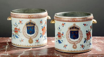 null Paire de seaux à bouteille en porcelaine dans le goût de la Chine. À décor Imari...