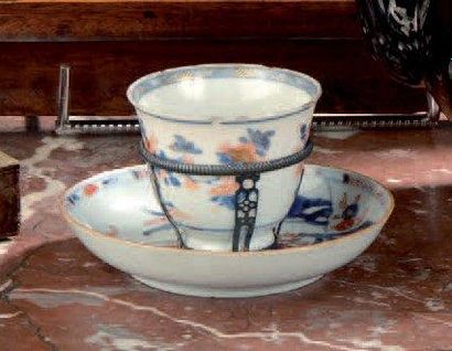 null Deux tasses trembleuses en porcelaine de la Chine, monture en argent ajouré...