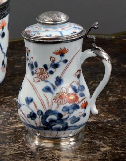 null Pot à eau couvert en porcelaine Imari, monture en argent ciselé, Paris, 1717-1722....