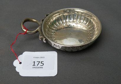 null Tasse à vin par Degage. En argent à décor de godrons encadrés de points, anse...