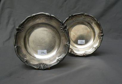 null Paire d'assiettes par Cardeilhac. En argent à décor de feuillages et agrafes...