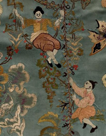 null Tenture brodée au Chinois, vers 1730. Damas de soie bleu, décor historié dans...