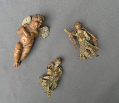 Trois statuettes d'anges, XVIIIe siècle....
