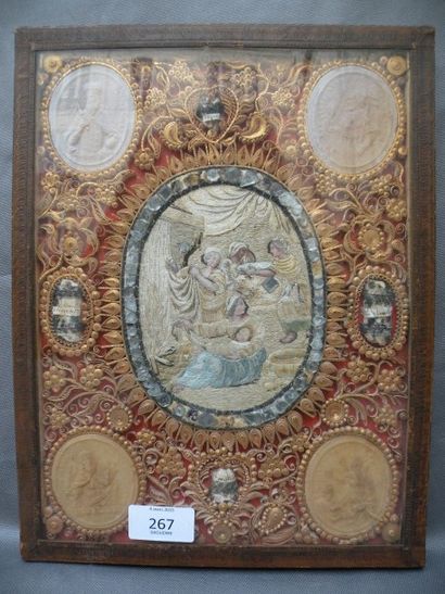 Reliquaire à paperolles, XVIIe siècle. Orné...