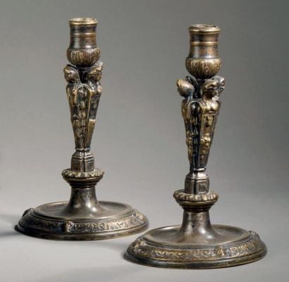 null Paire de bougeoirs d'époque Louis XIV. En bronze ciselé et argenté. Le fût orné...