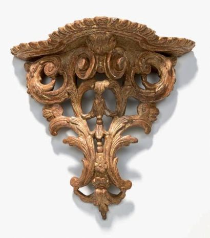 null Console d'applique d'époque Louis XV. En bois sculpté et doré, à décor ajouré...