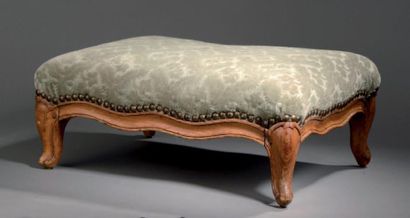 null Tabouret de pied estampillé P. Bara, d'époque Louis XV. En bois mouluré et sculpté,...