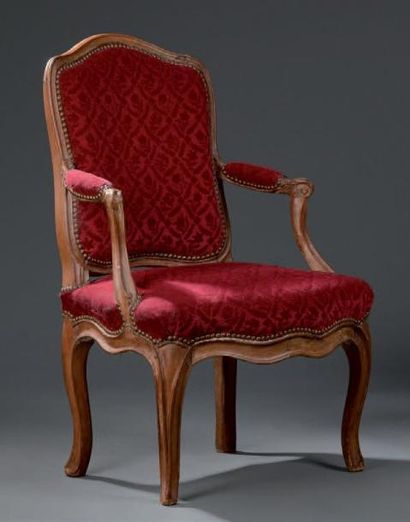 null Petit fauteuil estampillé Tilliard, d'époque Louis XV. En hêtre décapé et mouluré,...