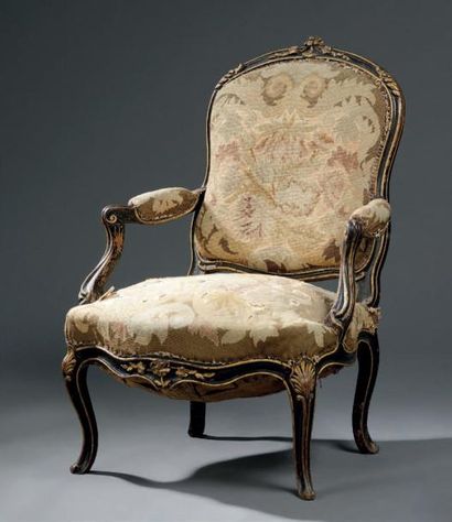 null Fauteuil estampillé Courtois, époque Louis XV. En bois mouluré, sculpté et relaqué,...