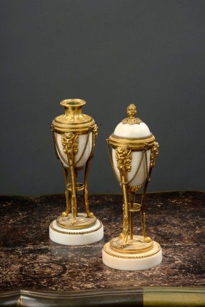 null Paire de vases de la fin de l'époque Louis XVI. En marbre blanc, bronze ciselé...