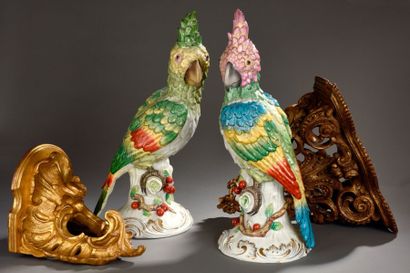 null Paire d'oiseaux en porcelaine de la fin du XIXe siècle et une paire de consoles...