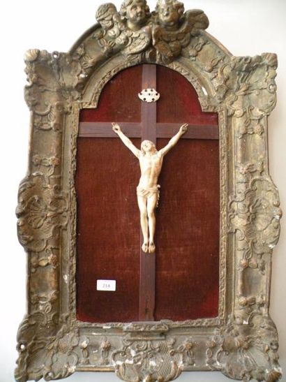 null Christ en croix, XVIIIe siècle. En ivoire sculpté dans un cadre en bois mouluré,...