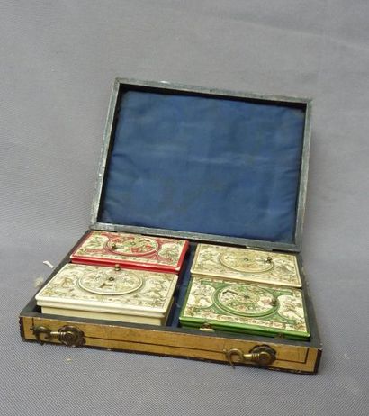 null Coffret en bois d'époque Louis XV. Contenant quatre boîtes à jeu de quadrille...