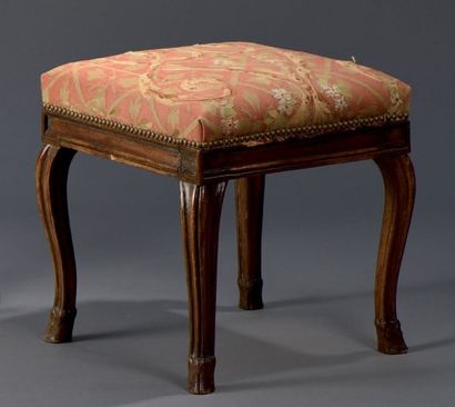 null Tabouret en bois mouluré et sculpté attribué à Delanois, d'époque Louis XV....