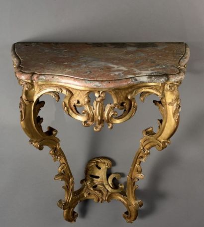 Console d'époque Louis XV. En bois sculpté,...