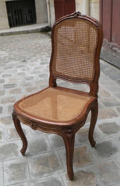 null Paire de chaises estampillées Falconet, d'époque Louis XV. En bois mouluré et...