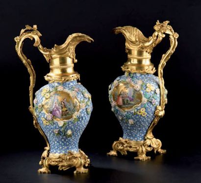 null Paire d'aiguières en porcelaine de Meissen Maiblumen vers 1750. À monture de...