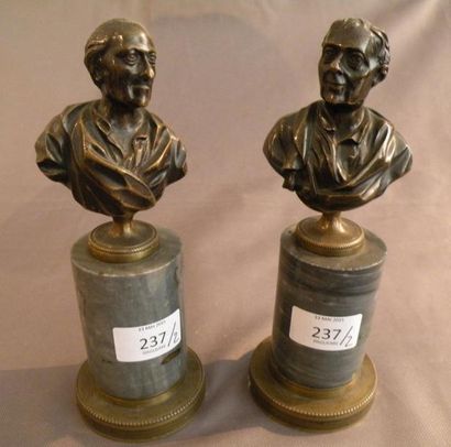 Paire de bustes en bronze représentant Voltaire...