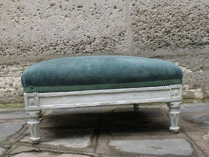 null Petit tabouret, d'époque Louis XVI. En bois mouluré, il repose sur des pieds...