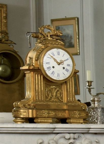 null Pendule borne de style Louis XVI par Raingo vers 1880. En bronze ciselé et doré,...