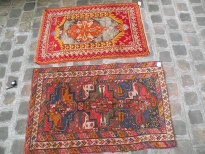 Lot de deux tapis Un tapis anatolien usagé...