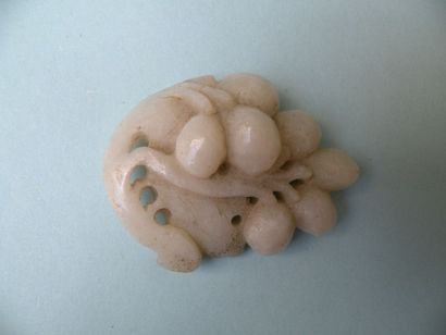 null PendenPendentif en jade représentant une grappe de raisin Chine L. 5 cm