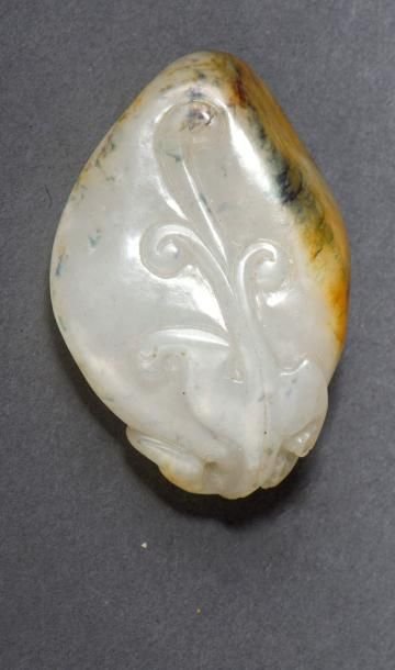 null Pendentif en jade céladon pâle et rouille sculpté Chine, XIXe siècle En forme...