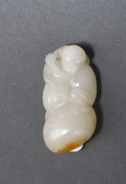 null Pendentif en jade blanc et rouille sculpté Chine, XIXe siècle Représentant un...