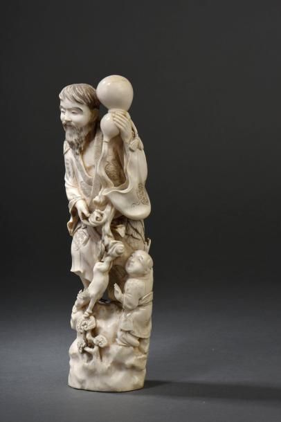 null Groupe en ivoire marin sculpté Japon, circa 1910/1930 Représentant un vieillard...