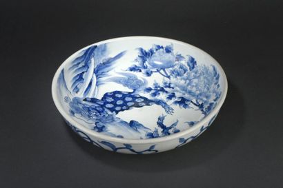 null Grand plat creux en porcelaine bleu blanc Japon, époque Meiji, fin du XIXe siècle...
