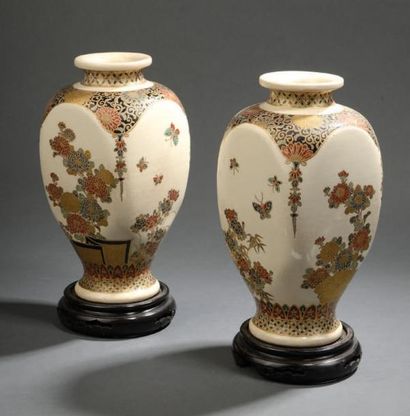 null Paire de vases en faïence Satsuma Japon, XIXe siècle De forme quadrangulaire...