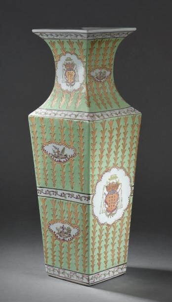 null Grand vase en porcelaine polychrome Chine De forme quadrangulaire balustre,...