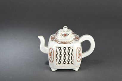 Théière trompeuse en porcelaine Chine, XIXe...