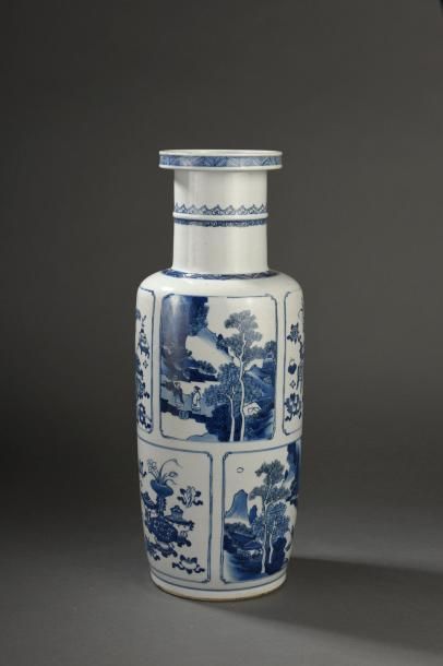 null Vase en porcelaine bleu blanc Chine De forme rouleau, à décor de cartouches...
