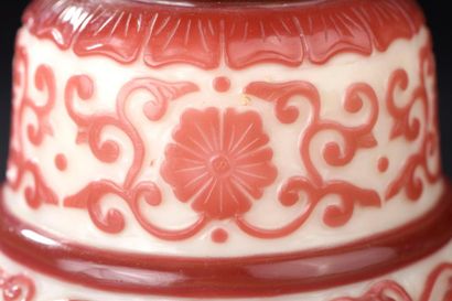 null Chandelier en verre blanc et overlay rouge Chine, marque et époque Qianlong...