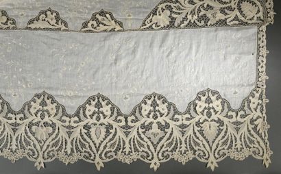 null Beau couvre-lit, linon brodé et dentelle, 1880-1900 Dans le goût de la Renaissance....