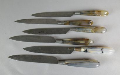 null Suite de six couteaux, XVIIIe siècle Manche en agate nervuré, lame et virole...