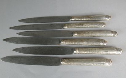 null Suite de six couteaux, époque Louis XVI En acier, manche en métal plaqué à décor...