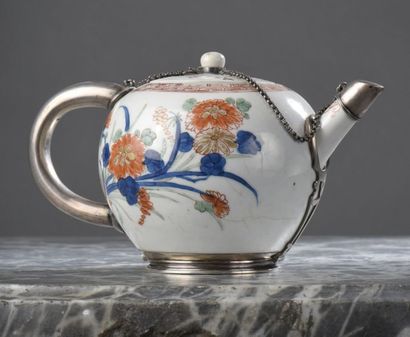 Théière, Japon, XVIIIe siècle En porcelaine à décor imari à monture en argent. A...