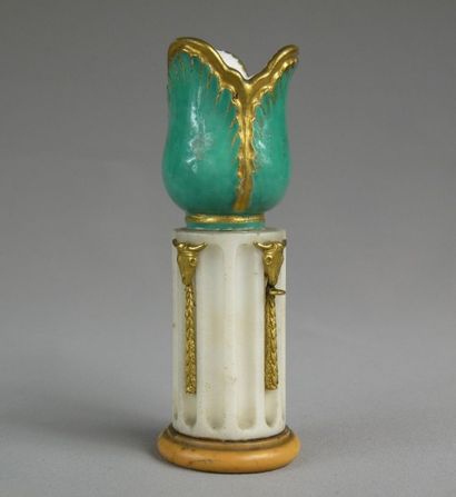 SÈVRES Bobèche, vers 1760 En porcelaine tendre à fond vert et or reposant sur une...