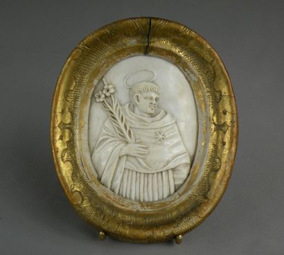 null Plaque ovale en ivoire sculpté, XVIIIe siècle Représentant un saint tenant un...
