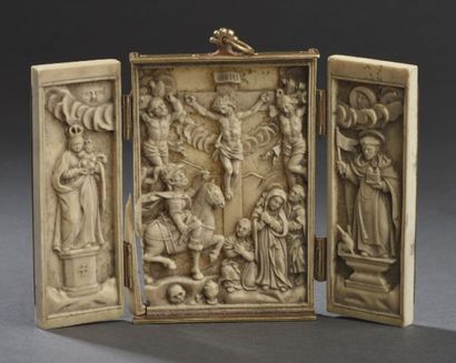 null Triptyque, sino-portugais, XVIIe siècle En ivoire sculpté avec monture en argent...